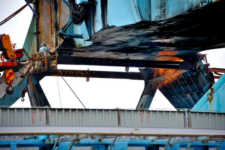 【海吊船如期抵達這過程難得一遇!分離的切割已近尾聲,為加快速度,有兩組焊工同時進行。】