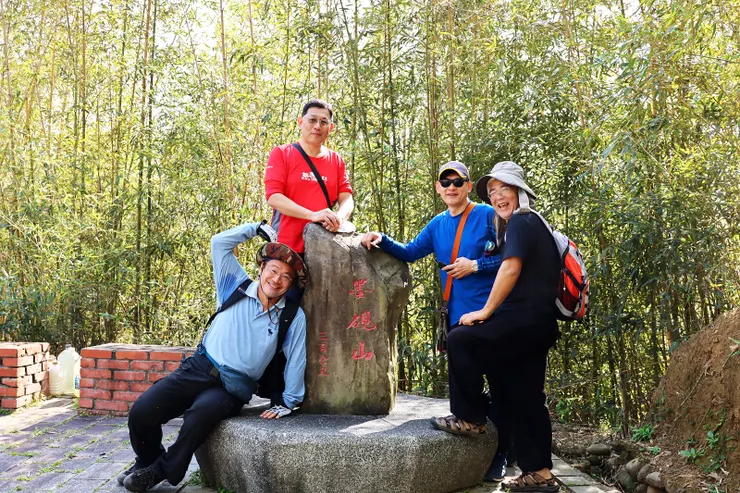 步道上隨處可見墨硯山石碑。