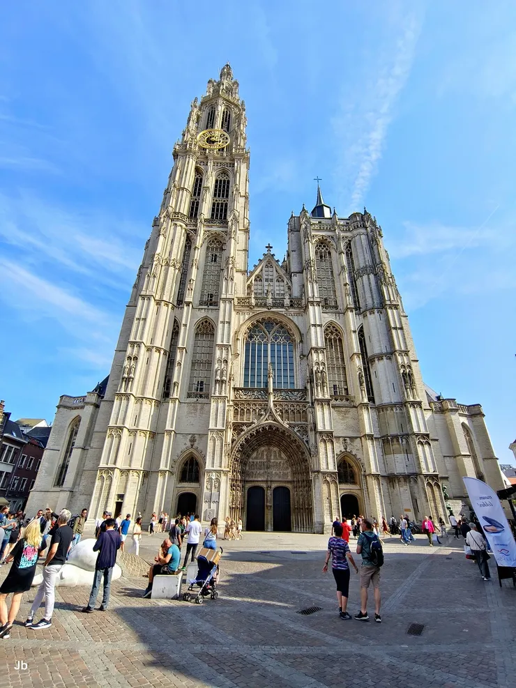 【聖母大教堂前龍龍與狗睡得正甜，藝術昇華悲傷招徠兒童無憂笑顏！左下角露出的白色大理石雕像局部即龍龍與忠狗。】