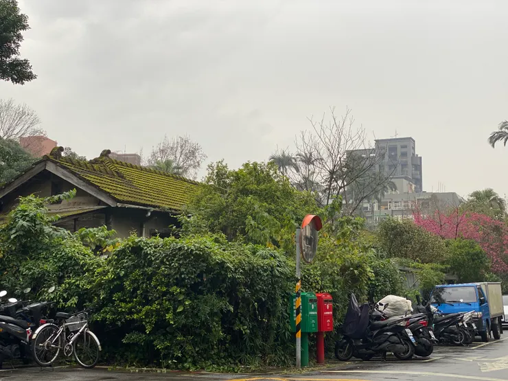 溫州街18巷以東，越過和平東路一段的248巷，仍見幾棟保存當年樣貌的日式宿舍。