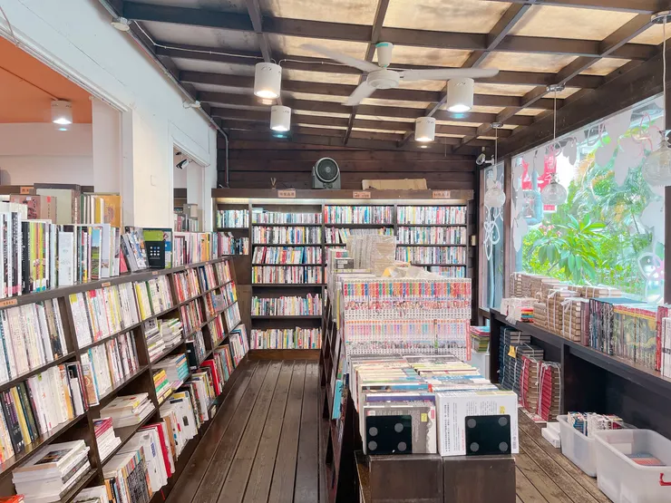 雅博客二手書店內部裝潢以深色木質調為主，是讓人放鬆的環境。