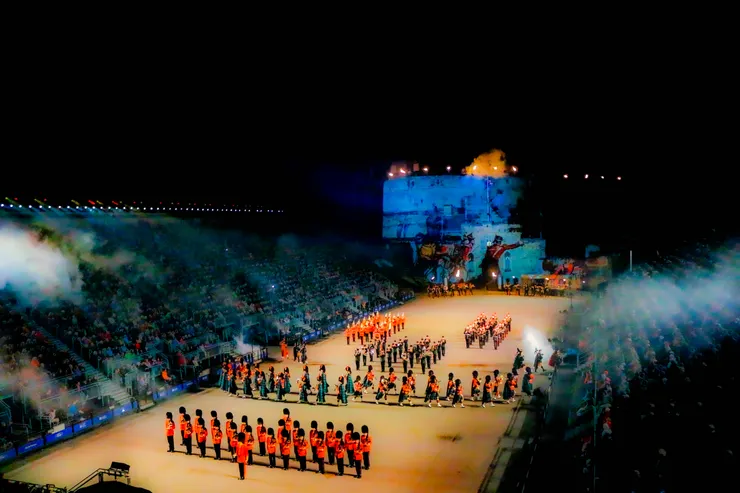 表演的隊伍，依序出現在廣場上