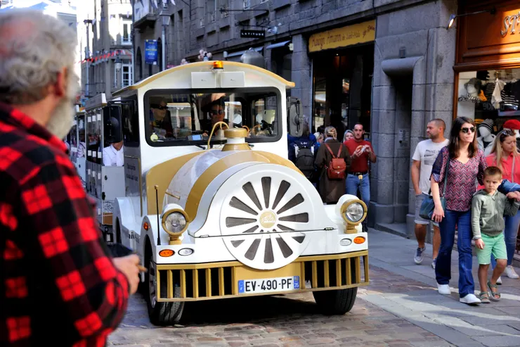 【舊城區的觀光列車】