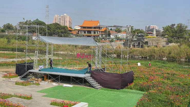 現場工作人員努力為主舞台趕工佈置。陳世河攝