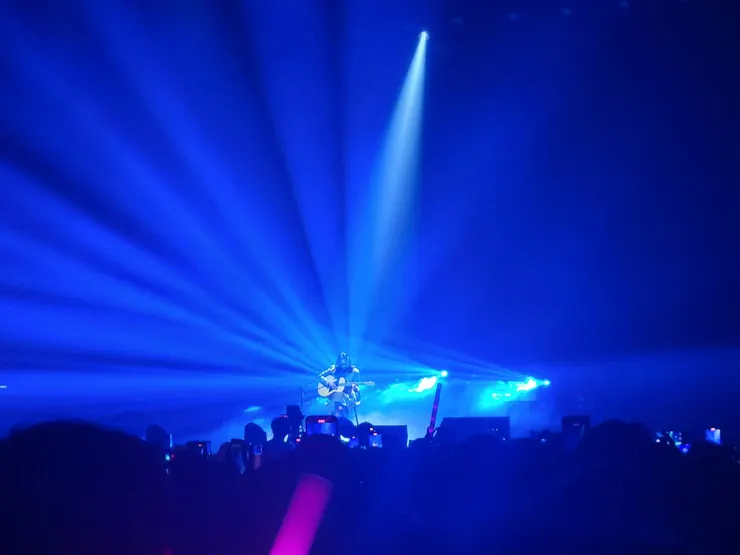 ↑燈光打亮舞台的瞬間，看到 Freen 彈著 Bec 送的吉他，這驚喜簡直讓人心都融化了...