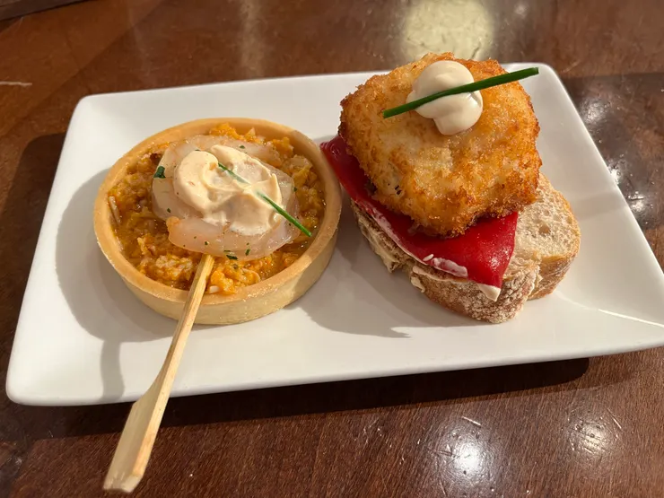 左邊那個是餅乾為底,餡料是蝦子沙啦。右邊是鱈魚,很大一塊! 共5.4€