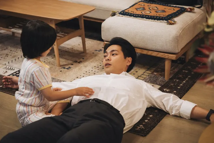 很會提供情緒價值的獅子,多少療癒了洸人的心。圖片來源:《獅子的藏身處》劇照