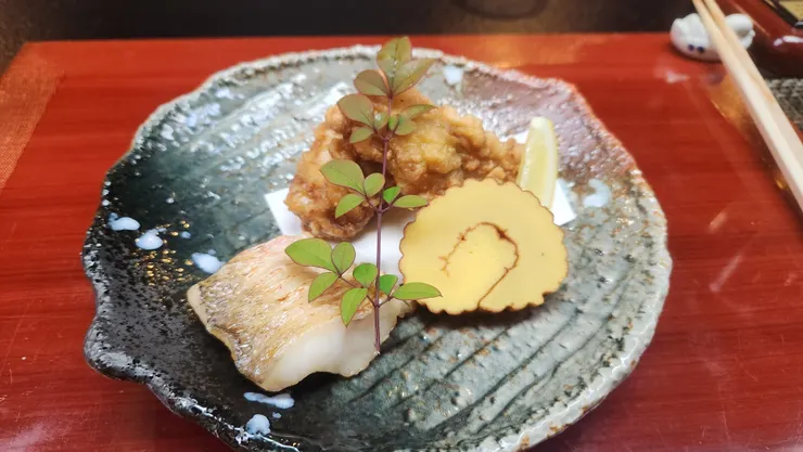 炸河豚，烤真鯛，還有作的像蛋糕一樣鬆軟甜口的玉子燒。