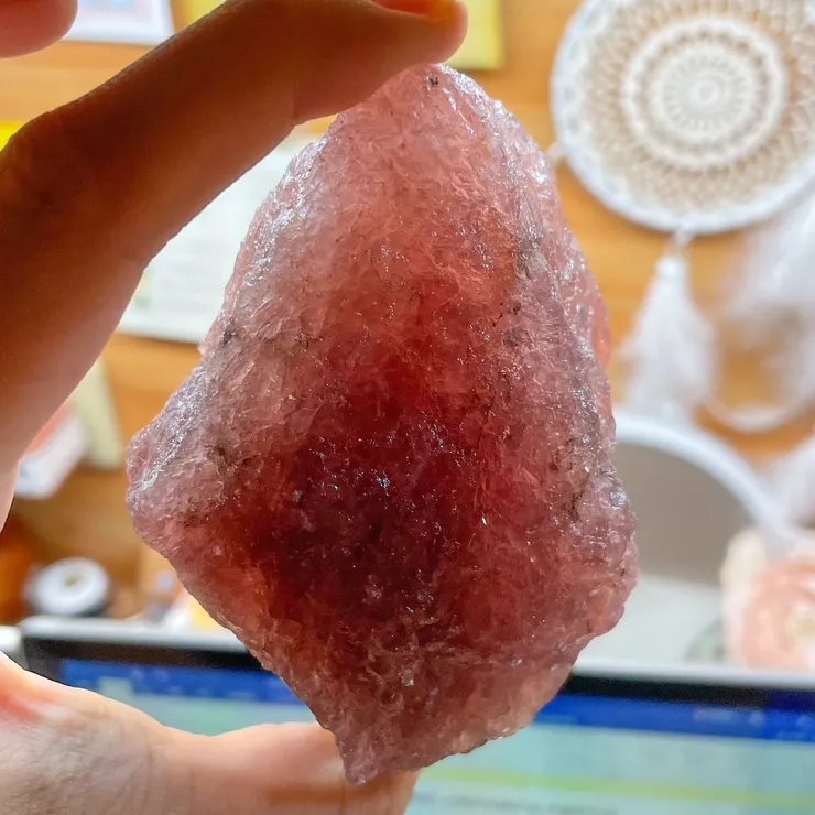 應該算是台大宿舍的標準配備，桌上配有一條日光燈管，可以用來照透草莓晶拍照