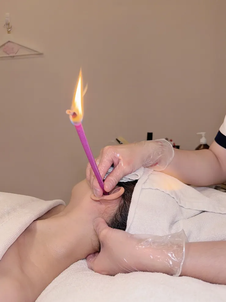 溫熱的草本香氣搭配燃燒聲，讓頭部和耳朵周圍感到深度放鬆。