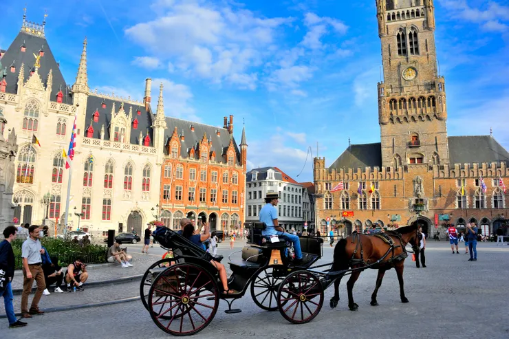 【集市廣場，省議會廳與鐘樓。如今浪漫馬車散發腥臭招搖過市 遊客欣然坐在上面攝取昔日榮光。】