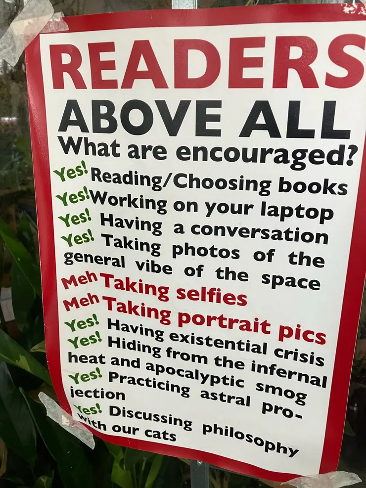 店門口的海報勸導客人不要在店裡自拍或拍網美照