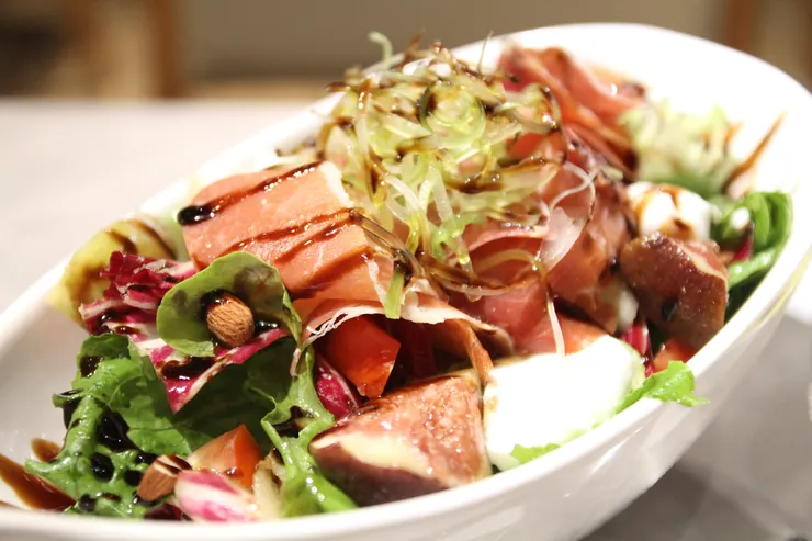 清爽美味的風乾火腿沙拉。