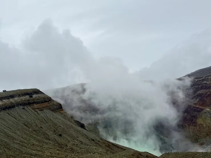 隱約拍到了火山口底部，呈現翠綠色的火山口湖。