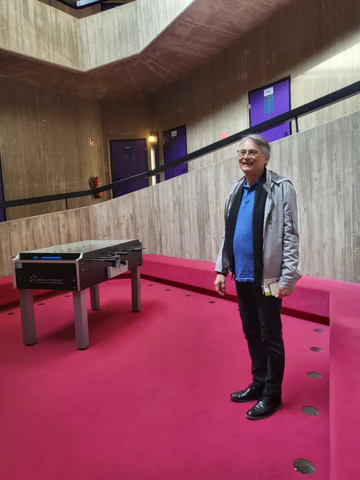 在德國裡的第一場音樂會結束後，國家交響樂團音樂總監準・馬寇爾回到他的母校漢諾威音樂學院。