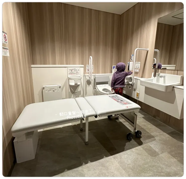 少子高齡化的日本在無障礙廁所裡常見的照護床。(熊本機場)