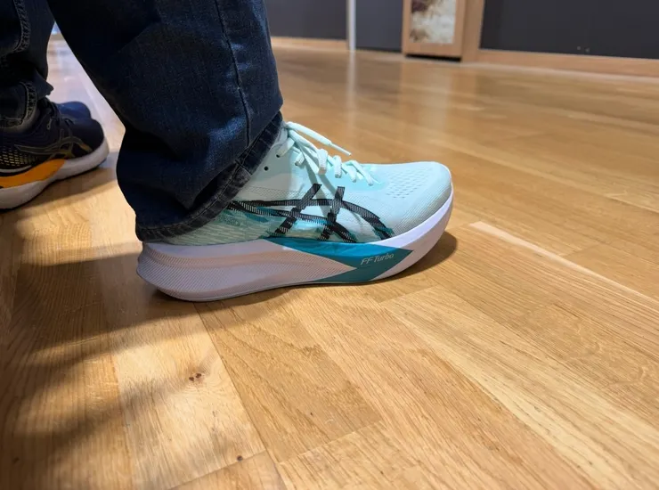 現階段，滿喜歡ASICS還有Adidas兩個品牌的跑鞋