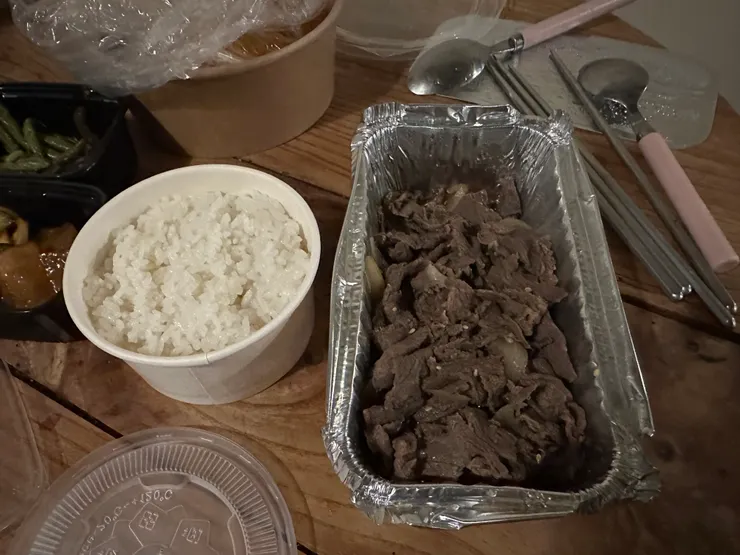 韓式烤肉，有附白飯