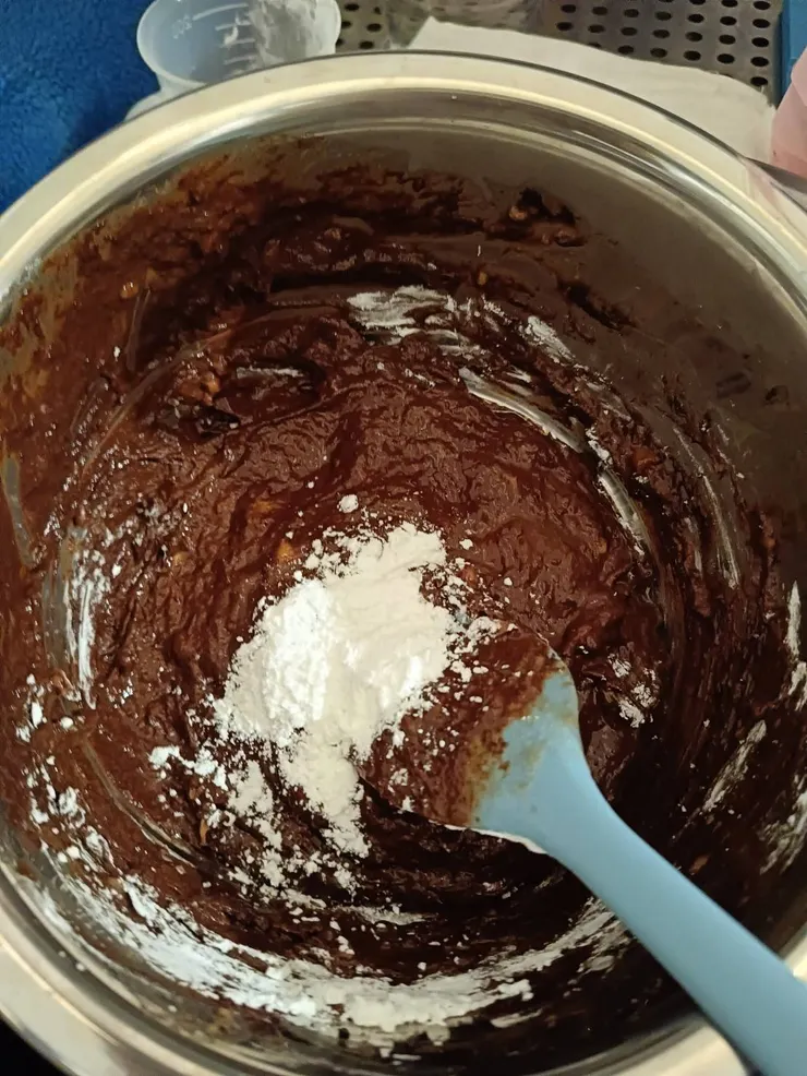 加入玉米粉或細麥片繼續攪拌混勻