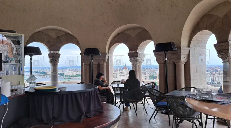 漁人堡塔上面的咖啡廳...風景很棒..但只賣飲料.. 太貴意外沒什麼人