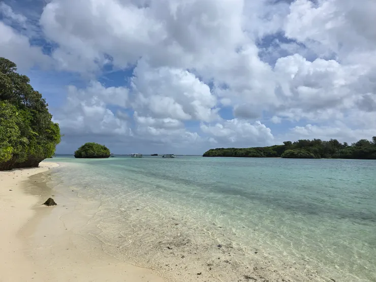 細白沙灘，一望無際的大海