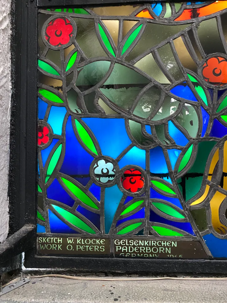 彩色玻璃窗由德國藝術家：W.Klocke 所描繪，O.Peter 所製作，為台灣獨有
