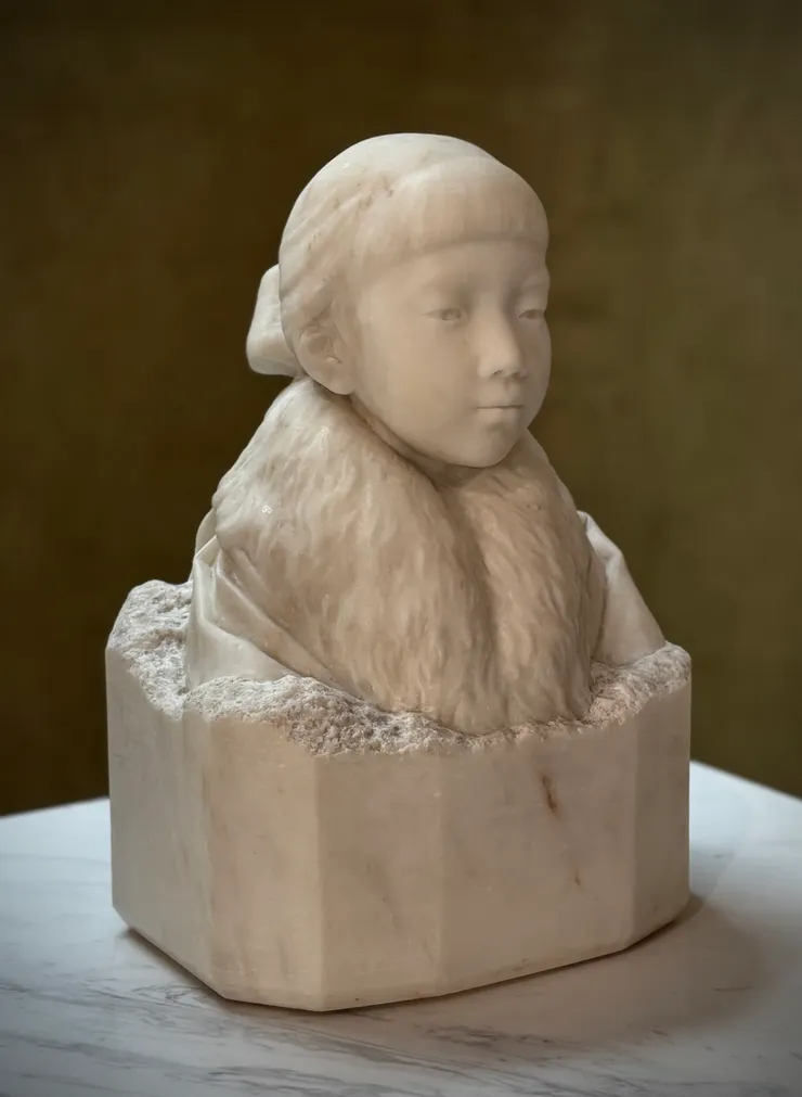 少女胸像,圓潤光滑的臉頰與蓬鬆輕柔的圍巾,很難想像是堅硬的大理石雕刻而成