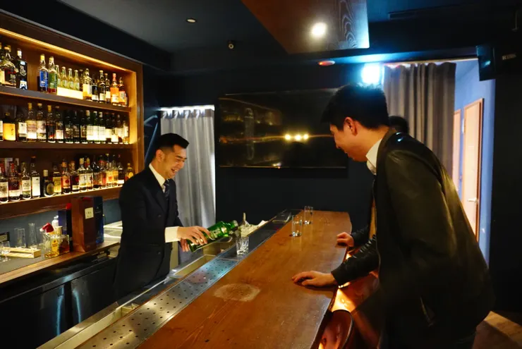 Shawn與客人開心分享 bye bye shot