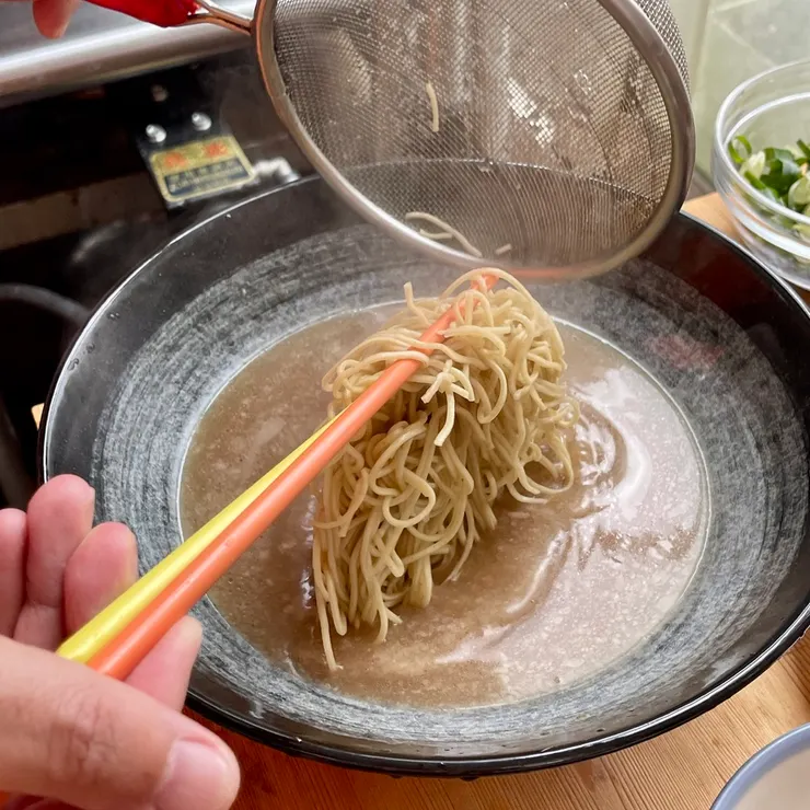 我看拉麵店都能把麵排得整整齊齊的，我超佩服，我試了很多次都無法