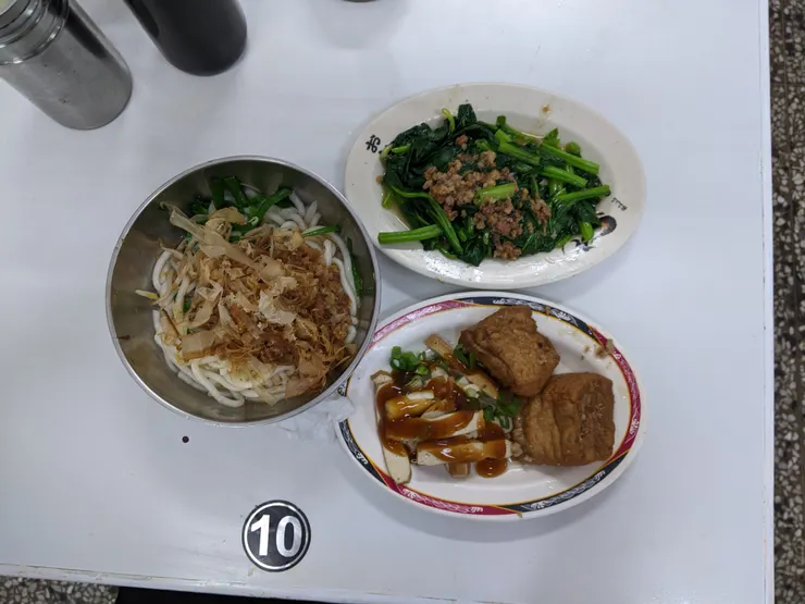 午餐吃阿咪米苔目，米苔目超Q有嚼勁，我好喜歡！