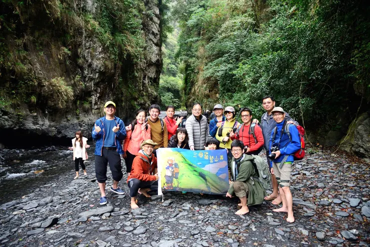 一線天位於濁水溪與栗栖溪的匯流處，是由溪水沖蝕造成山壁開縫的自然奇觀