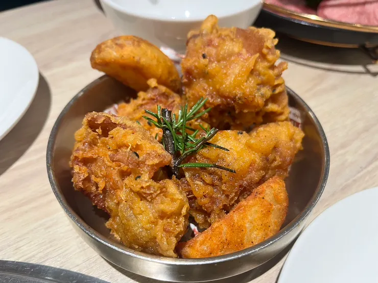 原味炸雞(皮衣偏多但很juicy,也不算小塊,還有兩塊馬鈴薯條)