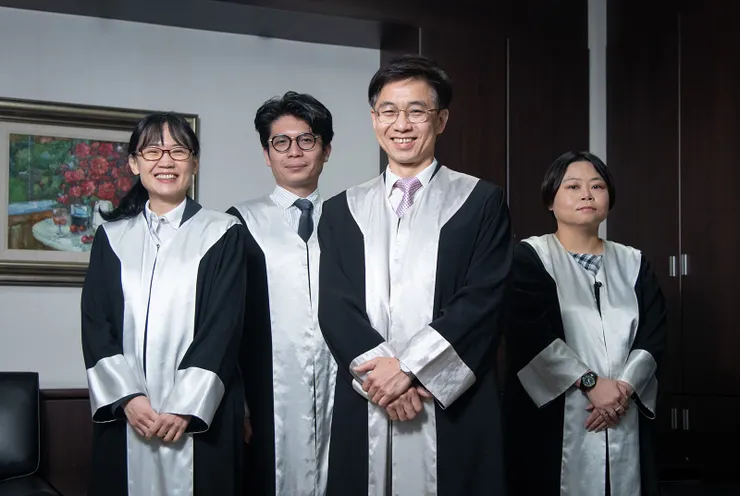 作為朋友,第一時間應該幫忙找律師