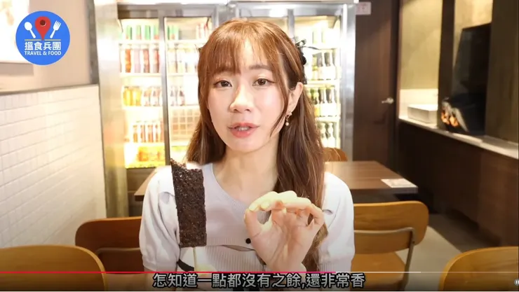 圖說：臉書粉專擁有50萬人訂閱的香港YouTuber搵食•旅遊兵團，挑戰豬血糕大讚無血腥味、口感Q彈！（資料來源：翻攝自搵食•旅遊兵團）