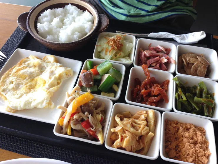 早餐可以選中式或西式，中式早餐比較特別，是九宮格小菜配荷包蛋