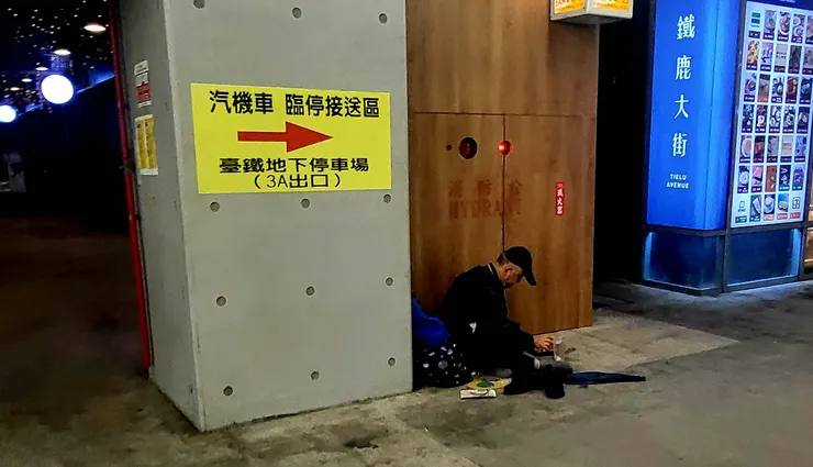 台中火車站遊民(李建崑攝影)