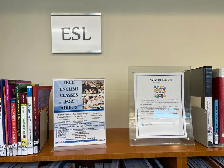 圖書館角落張貼的ESL課程資訊