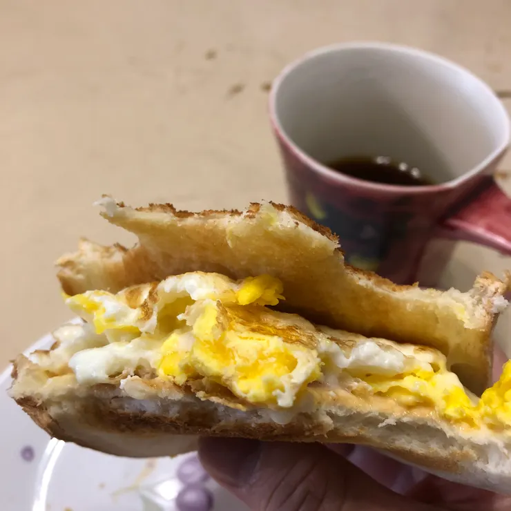 煎的焦香酥脆的荷包蛋，搭配起司吐司跟咖啡，這樣的早餐很完美吧？