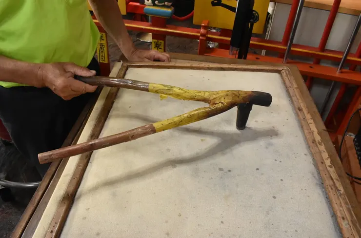 扶鸞所使用的的基本工具:沙盤與木筆(圖片來源:國家文化記憶庫)