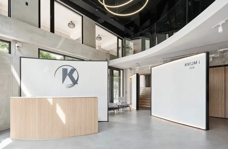 圖說:極簡風格的設計帶來清新、無壓的氛圍,讓人感到空間開闊而舒適。(圖/ Kkumi Hair)