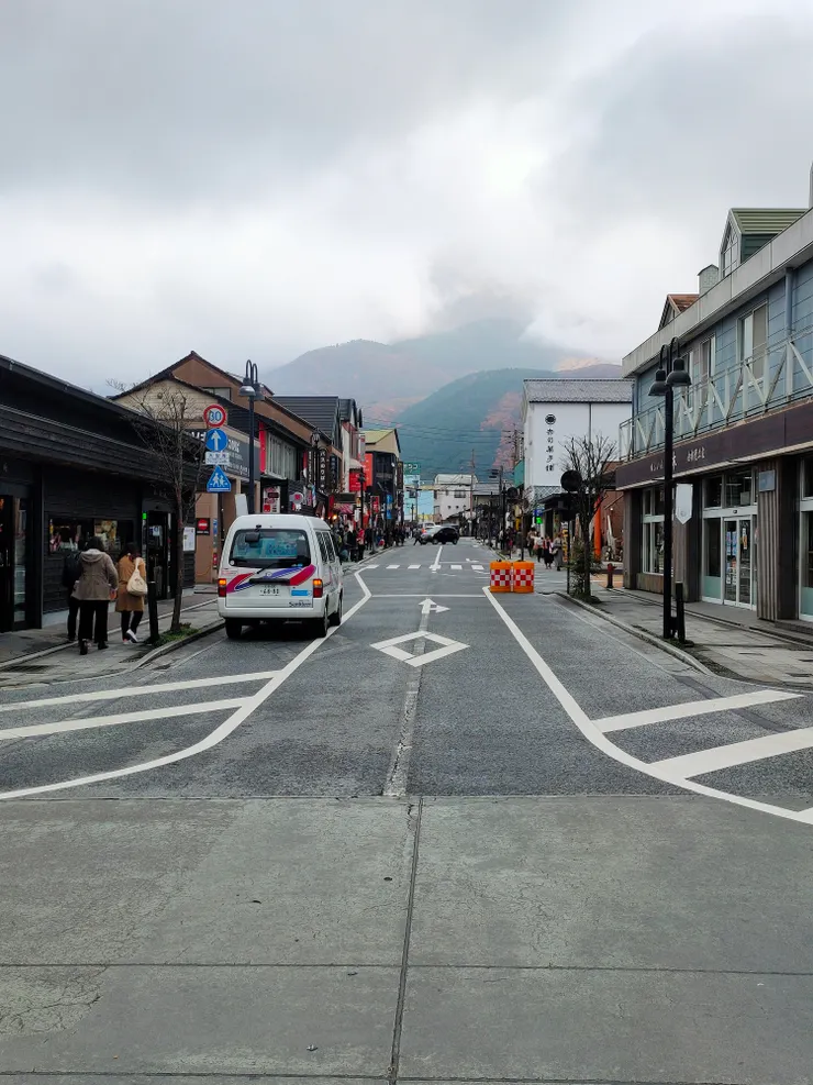 車站前前往金鱗湖的路邊全是商店