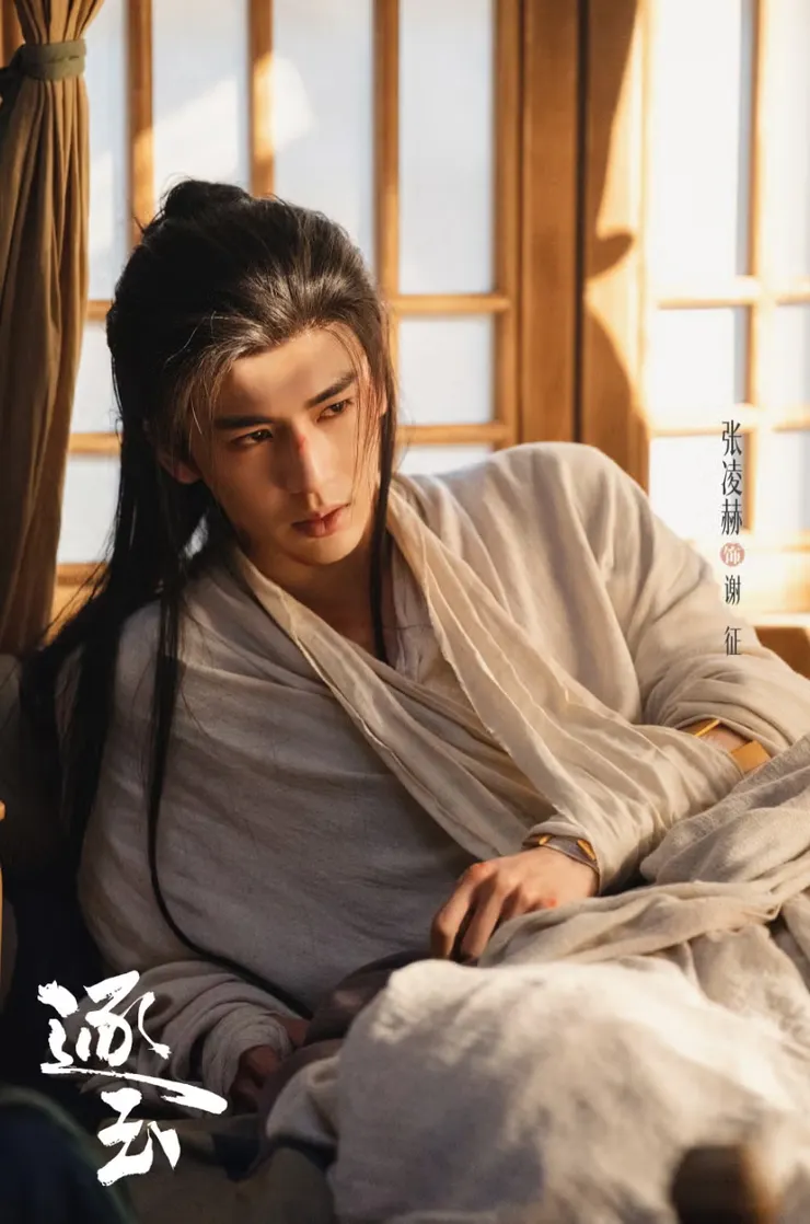 張凌赫扮落難候爺,帶著俊秀的破碎感。取自微博