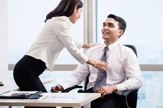 頻繁的夜不歸宿以及晚歸情形,讓張先生懷疑妻子在工作時有了小王