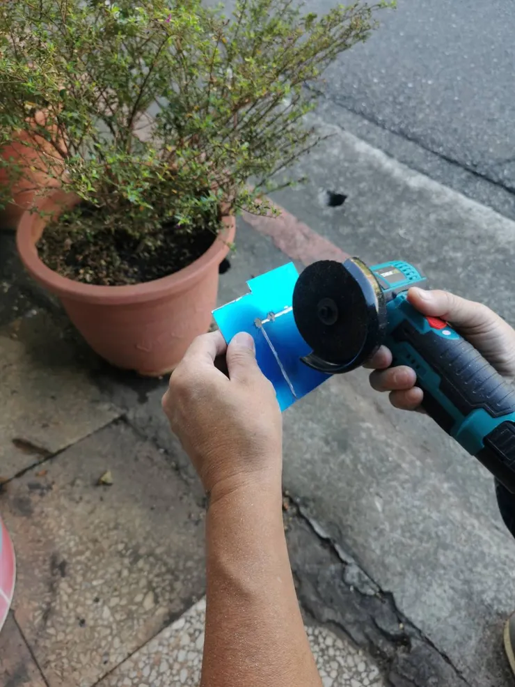 接著繼續切割。