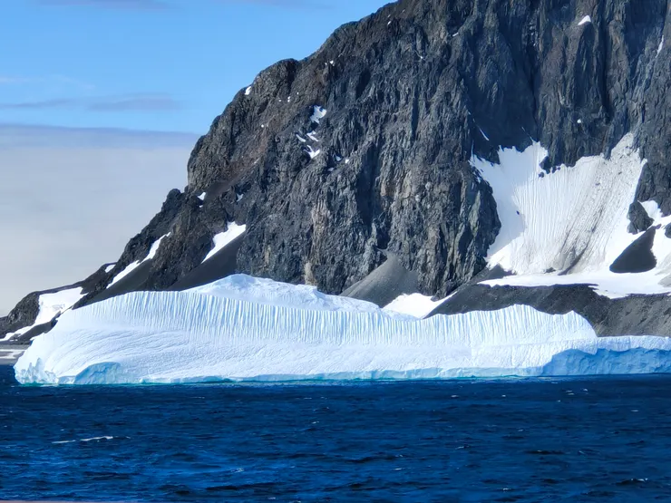 Jenny island一旁的冰山有著特別的直線紋理。