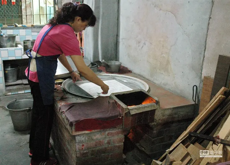 面帕粄製作中。照片來源:https://mypaper.m.pchome.com.tw/ftliu/post/1371002122
