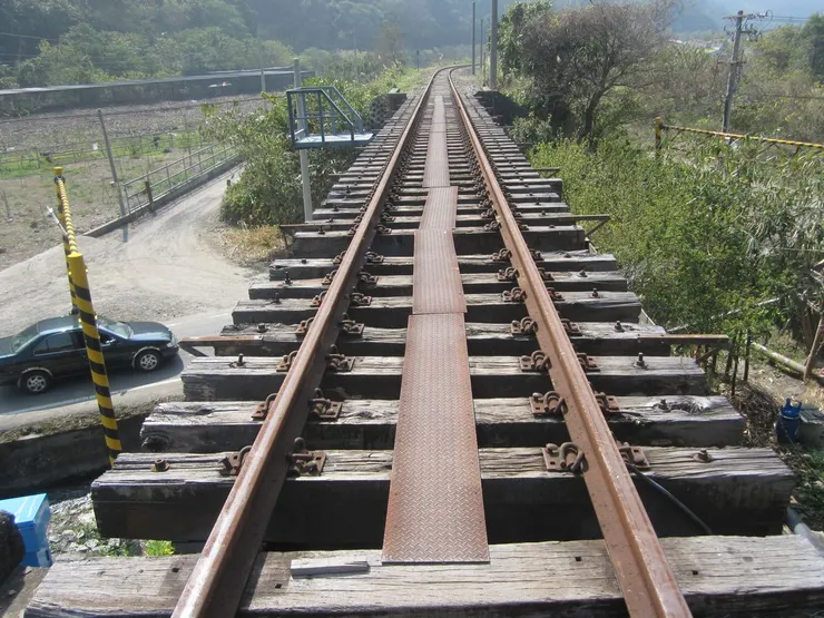 仍使用木製枕木的舊山線橋