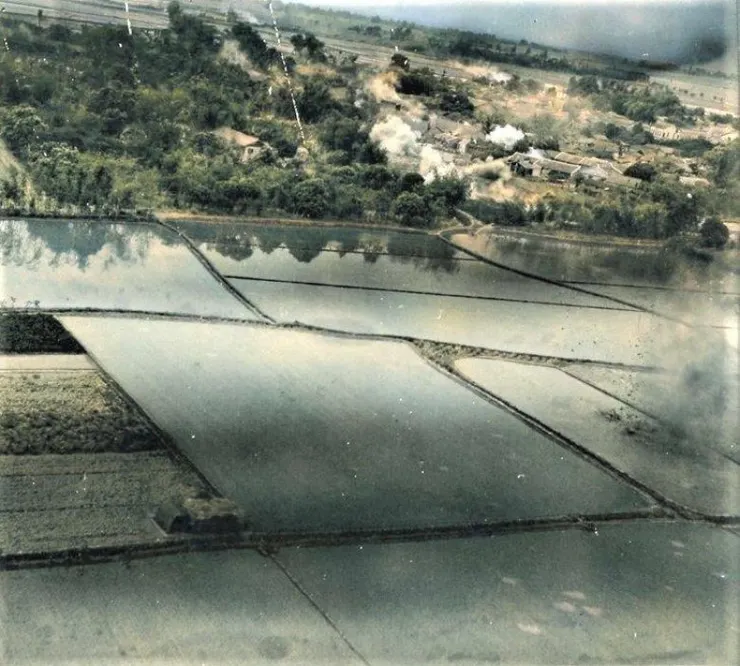 1945年2月20日午後，美軍第38大隊第405中隊B-25轟炸機超低空炸射萬丹。圖/AFHRA