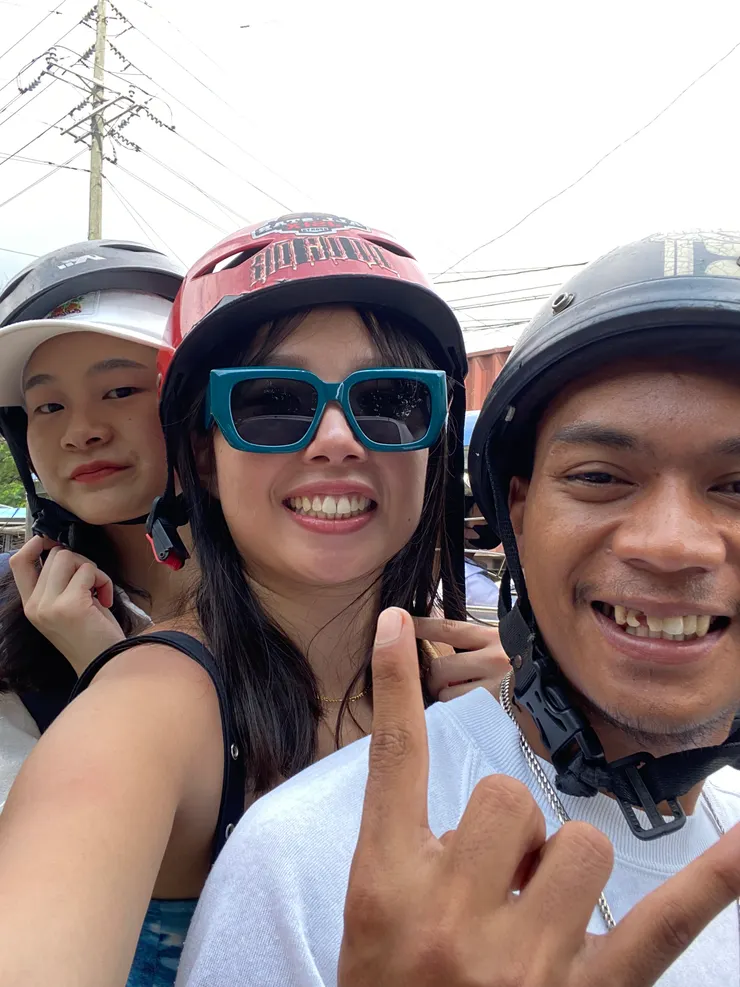 嘟摩小哥半路叫我們拿手機來自拍