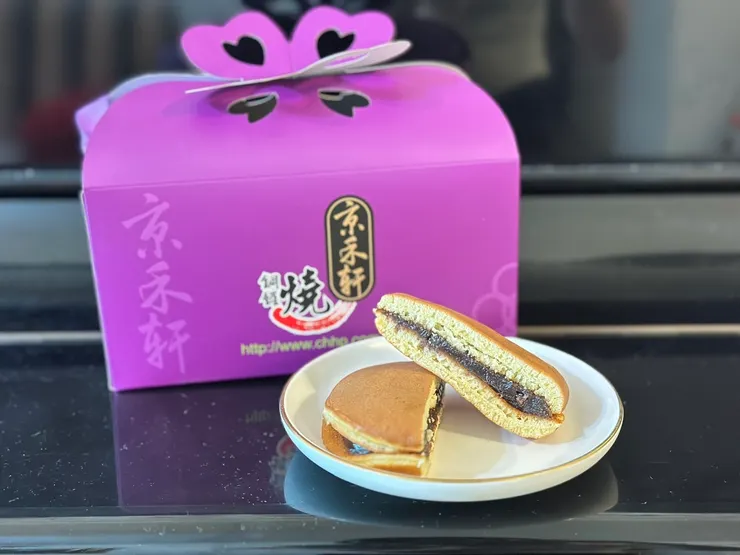 包裝很精美，若是買來自己吃，也可以不拿禮盒